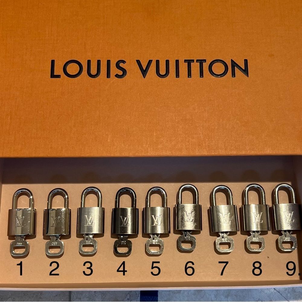 **SUPER RARE** SILVER LOUIS VUITTON LOCK AND KEY - Picture 4 of 4